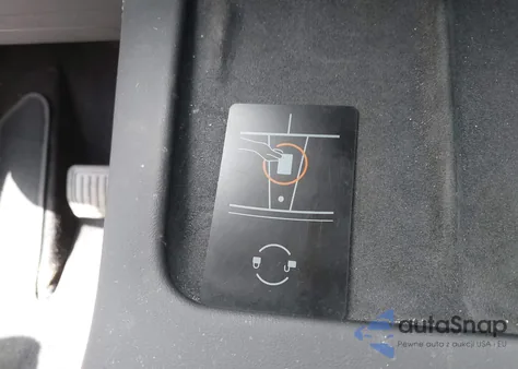 2024 Tesla Model Y Long Range Dual Motor All-Wheel Drive z USA, uszkodzony, nr VIN 7SAYGDEE2RA241406